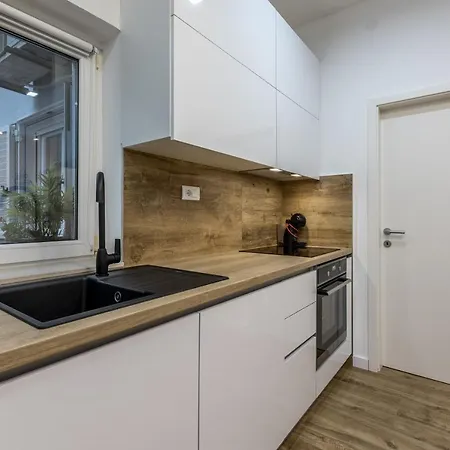 Happy Apartment Split